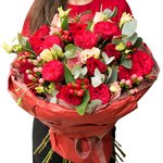 Букет с пионовидной розой Рэд Пиано, красными розами, кустовыми розами, ягодками гиперикума и лизиантусом с эвкалиптом в упаковке в Санкт-Петербурге - Фотография 6