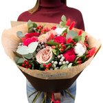 Букет с пионовидными розами Рэд пиано, розами капучино, хлопков, брунией и ягодками гиперикума в Санкт-Петербурге - Фотография 4