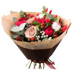 Букет с пионовидными розами Рэд пиано, розами капучино, хлопков, брунией и ягодками гиперикума в Санкт-Петербурге - Фотография 1