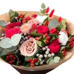 Букет с пионовидными розами Рэд пиано, розами капучино, хлопков, брунией и ягодками гиперикума в Санкт-Петербурге - Фотография 3