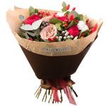 Букет с пионовидными розами Рэд пиано, розами капучино, хлопков, брунией и ягодками гиперикума в Санкт-Петербурге - Фотография 2