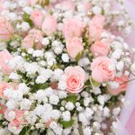 Воздушный букет из гипсофилы и розовой кустовой розы в Санкт-Петербурге - Фотография 3