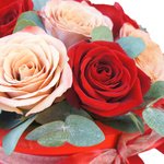 Розы Капучино, красные розы и эвкалипт в шляпной коробке в Санкт-Петербурге - Фотография 4