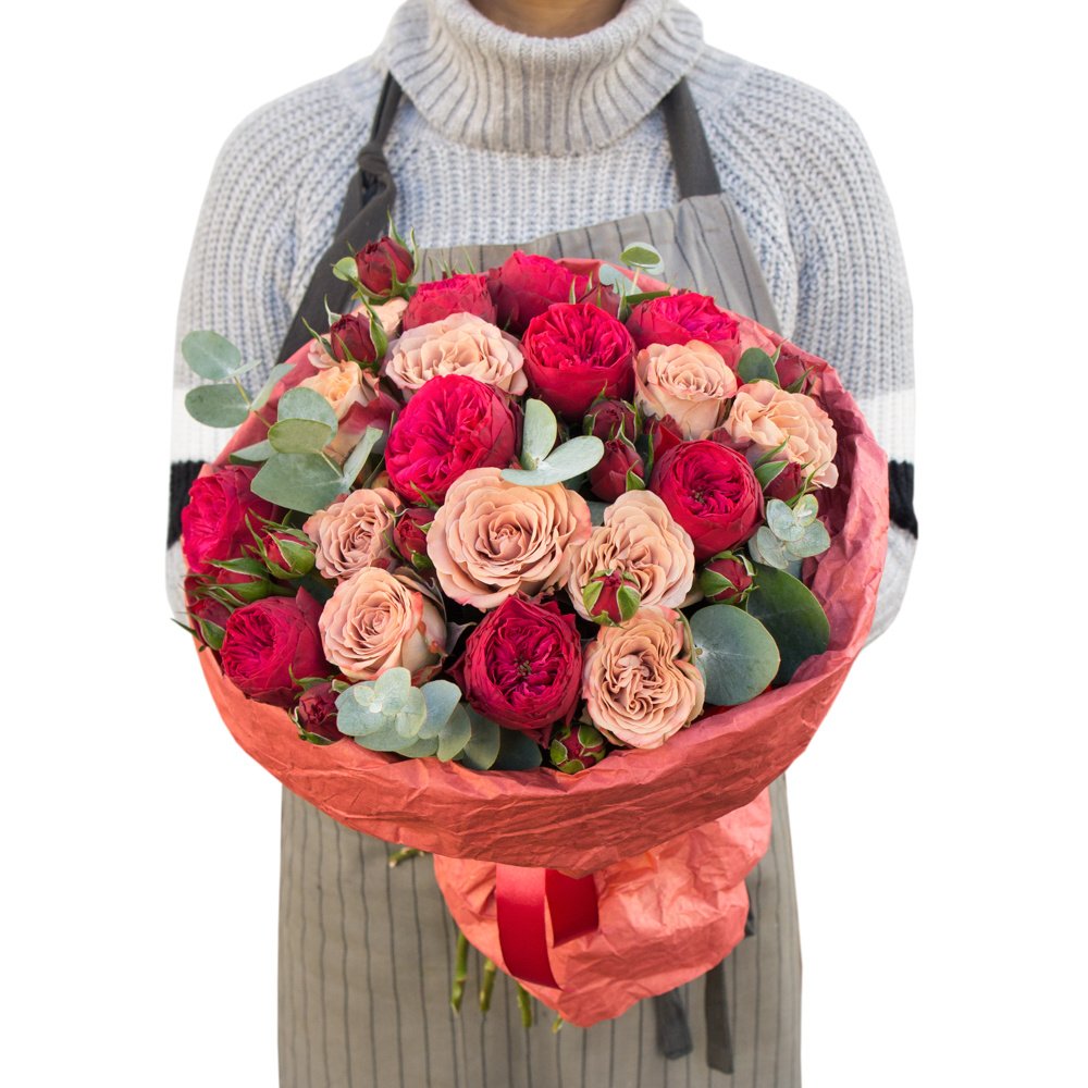 Пионовидные розы Рэд пиано и розы Капучино в стильной упаковке Пионовидные розы Рэд пиано и розы Капучино в стильной упаковке