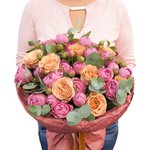 Пионовидные розы Мисти Бабблз и розы Капучино и эвкалиптом в упаковке в Санкт-Петербурге - Фотография 5