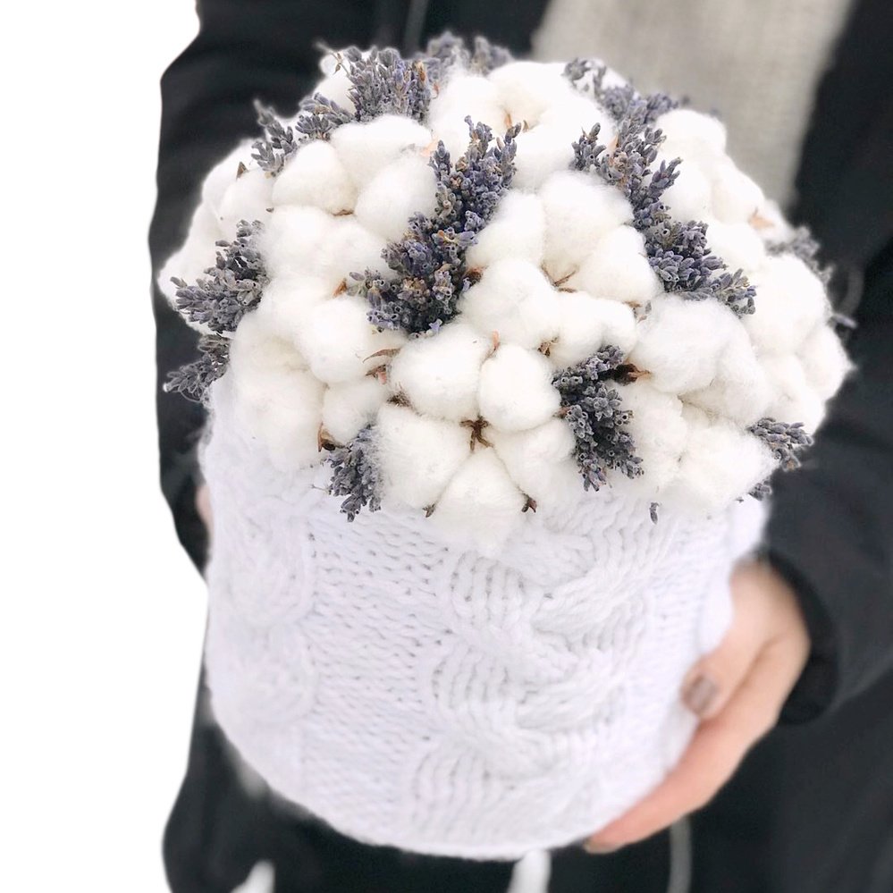 Хлопок и лаванда в шляпной коробки со свитерком ручной вязки в Санкт-Петербурге