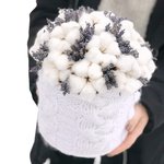 Хлопок и лаванда в шляпной коробки со свитерком ручной вязки в Санкт-Петербурге - Фотография 1