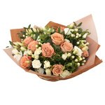 Букет из лизиантуса и роз Капучино с белыми кстовыми розами и ягодками гиперикума в стильной упаковке в Санкт-Петербурге - Фотография 3