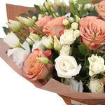 Букет из лизиантуса и роз Капучино с белыми кстовыми розами и ягодками гиперикума в стильной упаковке в Санкт-Петербурге - Фотография 4