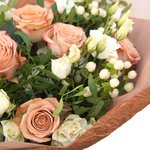 Букет из лизиантуса и роз Капучино с белыми кстовыми розами и ягодками гиперикума в стильной упаковке в Санкт-Петербурге - Фотография 5