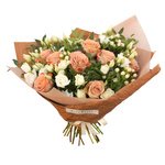 Букет из лизиантуса и роз Капучино с белыми кстовыми розами и ягодками гиперикума в стильной упаковке в Санкт-Петербурге - Фотография 1