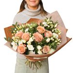 Букет из лизиантуса и роз Капучино с белыми кстовыми розами и ягодками гиперикума в стильной упаковке в Санкт-Петербурге - Фотография 6