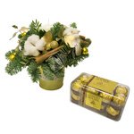 Новогодняя композиция со свечой и конфетами Ferrero Rocher в Санкт-Петербурге - Фотография 1