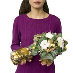 Новогодняя композиция со свечой и конфетами Ferrero Rocher в Санкт-Петербурге - Фотография 6