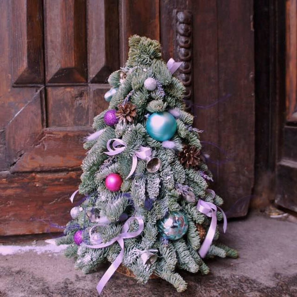 Новогодняя ёлочка из живых веток с игрушками на стол с доставкой в Санкт-Петербурге