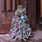 Новогодняя ёлочка из живых веток с игрушками на стол с доставкой в Санкт-Петербурге - Фотография 1