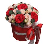 Пионовидные розы Бомбастик и Рэд Пиано с эвкалиптом в шляпной коробке в Санкт-Петербурге - Фотография 1