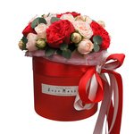 Пионовидные розы Бомбастик и Рэд Пиано с эвкалиптом в шляпной коробке в Санкт-Петербурге - Фотография 2