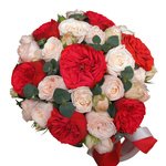 Пионовидные розы Бомбастик и Рэд Пиано с эвкалиптом в шляпной коробке в Санкт-Петербурге - Фотография 3