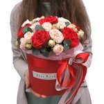 Пионовидные розы Бомбастик и Рэд Пиано с эвкалиптом в шляпной коробке в Санкт-Петербурге - Фотография 5