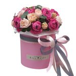 Пионовидные розы Мисти Бабблз и Бомбастик с эвкалиптом в шляпной коробке в Санкт-Петербурге - Фотография 2