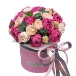 Пионовидные розы Мисти Бабблз и Бомбастик с эвкалиптом в шляпной коробке в Санкт-Петербурге - Фотография 1