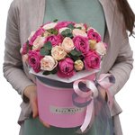 Пионовидные розы Мисти Бабблз и Бомбастик с эвкалиптом в шляпной коробке в Санкт-Петербурге - Фотография 4