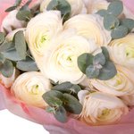 Ранункулюсы Клуни Ханой с эвкалиптом в упаковке в Санкт-Петербурге - Фотография 4