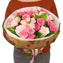 Букет из нежно-розовых розовых и кустовых роз с гирляндой в Санкт-Петербурге Букет из нежно-розовых розовых и кустовых роз с гирляндой в Санкт-Петербурге