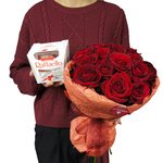 15 красных роз в дизайнерской упаковке с конфетами Рафаэлло в Санкт-Петербурге - Фотография 2