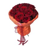 15 красных роз в дизайнерской упаковке с конфетами Рафаэлло в Санкт-Петербурге - Фотография 3