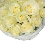 15 белых роз в дизайнерской упаковке с конфетами Рафаэлло в Санкт-Петербурге - Фотография 5