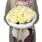 15 белых роз в дизайнерской упаковке с конфетами Рафаэлло в Санкт-Петербурге - Фотография 2