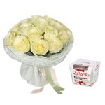 15 белых роз в дизайнерской упаковке с конфетами Рафаэлло в Санкт-Петербурге - Фотография 1
