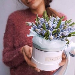 Букет «Мускари в шляпной коробке»