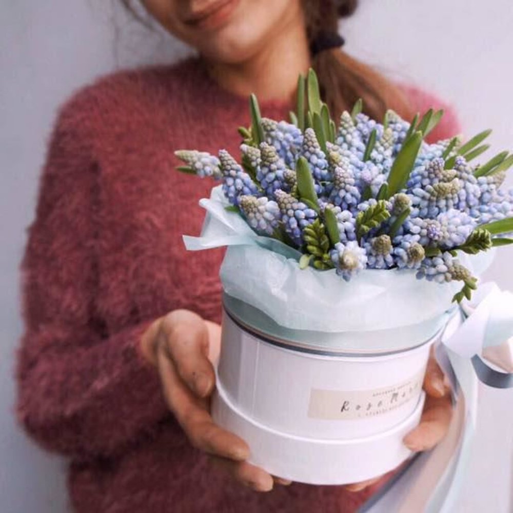 Мускари в шляпной коробке в Санкт-Петербурге