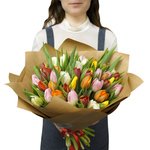 Букет из 51 разноцветного тюльпана с доставкой в Санкт-Петербурге - Фотография 1
