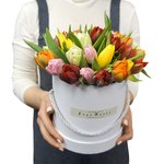 Разноцветные тюльпаны в шляпной коробке в Санкт-Петербурге - Фотография 1