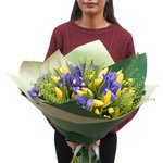 Весенний букет из ирисов и тюльпанов в Санкт-Петербурге - Фотография 1