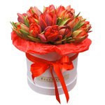 Красные пионовидные тюльпаны в шляпной коробке в Санкт-Петербурге - Фотография 1