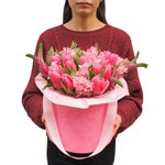 Розовые тюльпаны и гиацинты в бархатной шляпной коробке в Санкт-Петербурге - Фотография 1