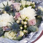 Букет из розы Морнинг Дью, гвоздик, лаванды, ягодок гиперикума и эрингиума в стильной упаковке в Санкт-Петербурге - Фотография 4 Букет из розы Морнинг Дью, гвоздик, лаванды, ягодок гиперикума и эрингиума в стильной упаковке в Санкт-Петербурге - Фотография 4