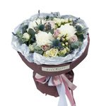 Букет из розы Морнинг Дью, гвоздик, лаванды, ягодок гиперикума и эрингиума в стильной упаковке в Санкт-Петербурге - Фотография 1 Букет из розы Морнинг Дью, гвоздик, лаванды, ягодок гиперикума и эрингиума в стильной упаковке в Санкт-Петербурге - Фотография 1