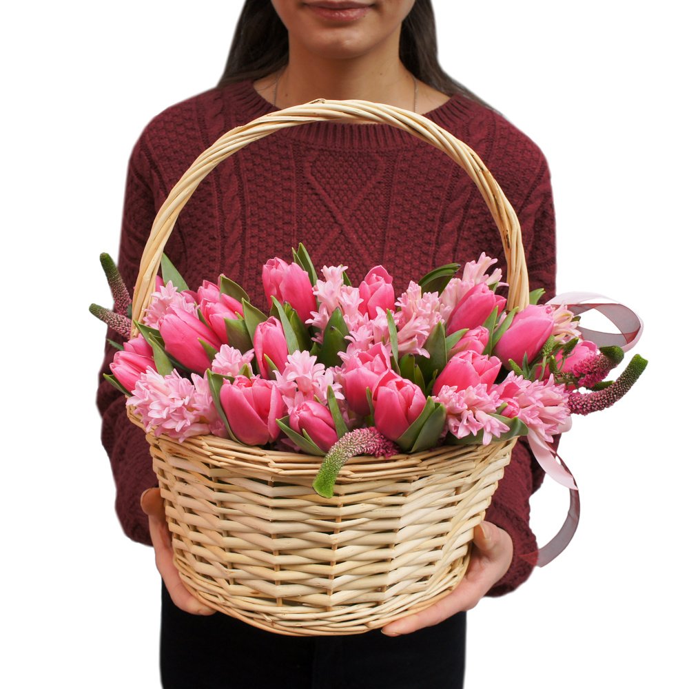 Розовые тюльпаны и гиацинты в корзине в Санкт-Петербурге
