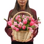 Розовые тюльпаны и гиацинты в корзинке в Санкт-Петербурге - Фотография 1 Розовые тюльпаны и гиацинты в корзинке в Санкт-Петербурге - Фотография 1