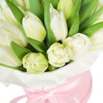 Белые тюльпаны в шляпной коробке в Санкт-ПетербургеБелые тюльпаны в шляпной коробке в Санкт-Петербурге - Фотография 4
