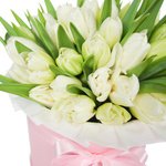 Шляпная коробка с белыми тюльпанами в Санкт-Петербурге - Фотография 3