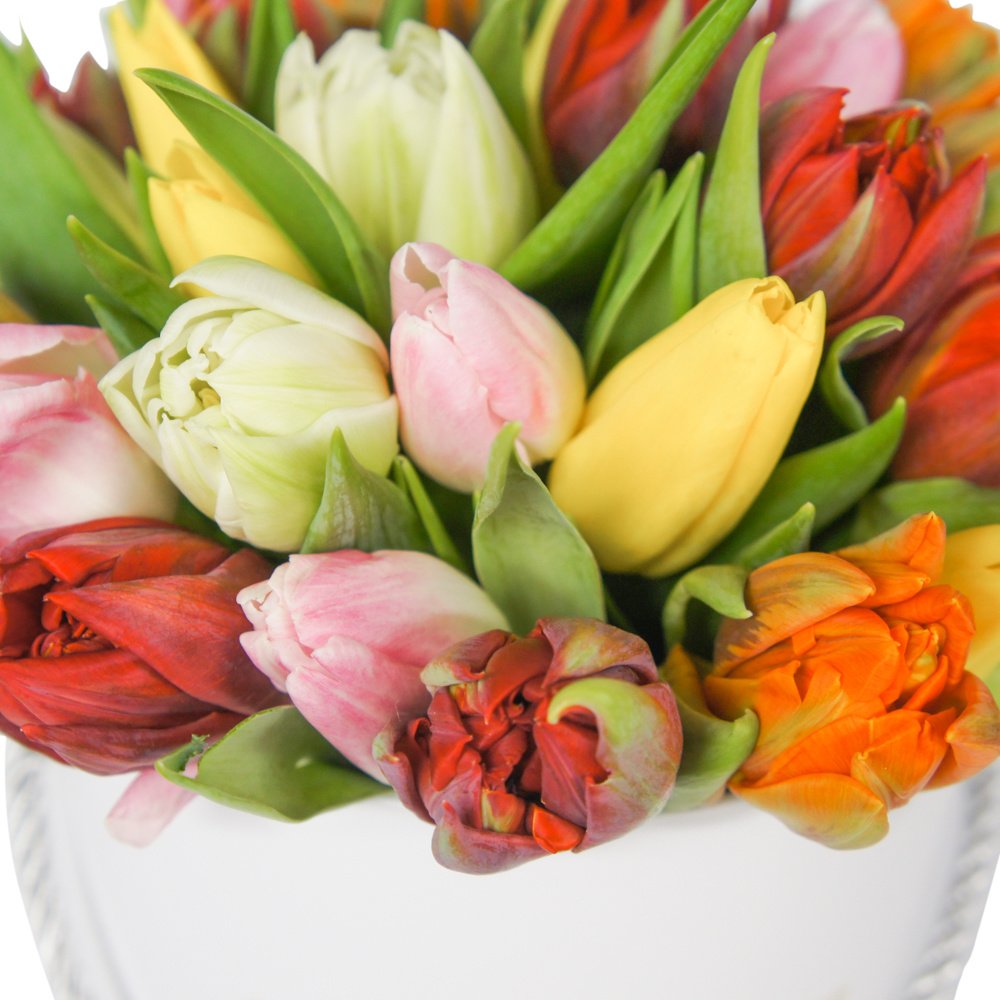 Ширли - букет из разноцветных тюльпанов в белой шляпной коробке