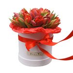 Красные пионовидные тюльпаны в шляпной коробке в Санкт-Петербурге - Фотография 2