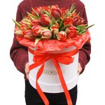 Шляпные коробки с красными пионовидными тюльпанами в Санкт-Петербурге - Фотография 3